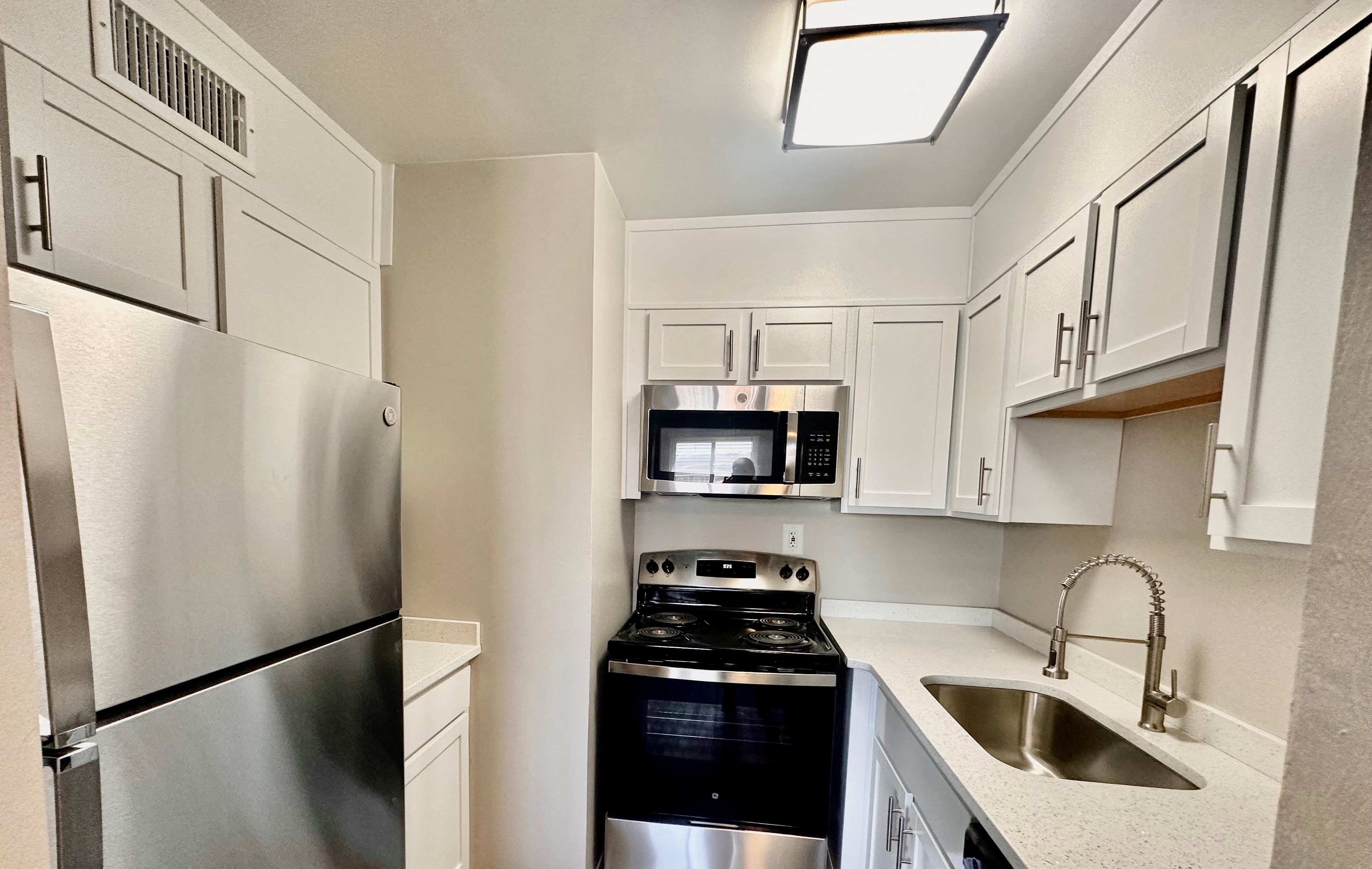 Photos and Video of Peninsula Pointe Apartments in Hampton, VA